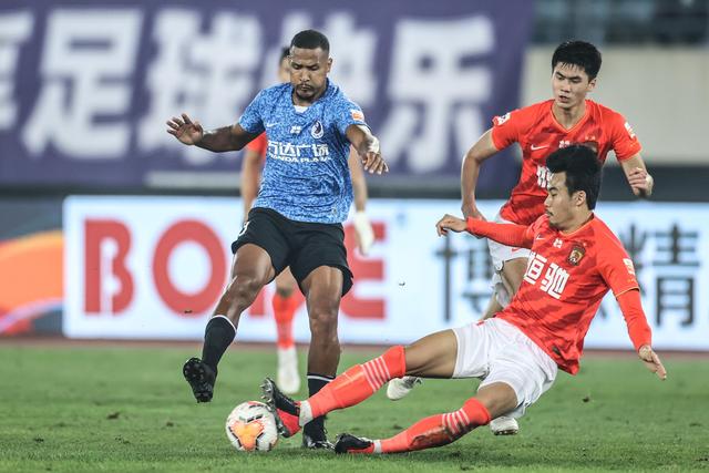 齐麟30分新疆力克青岛 萨林杰29+10深圳负广州